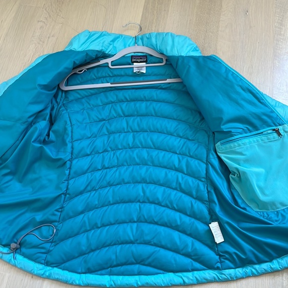 Ladies Patagonia goose light puffer jacket. Womens size Medium - Picture 7 of 8